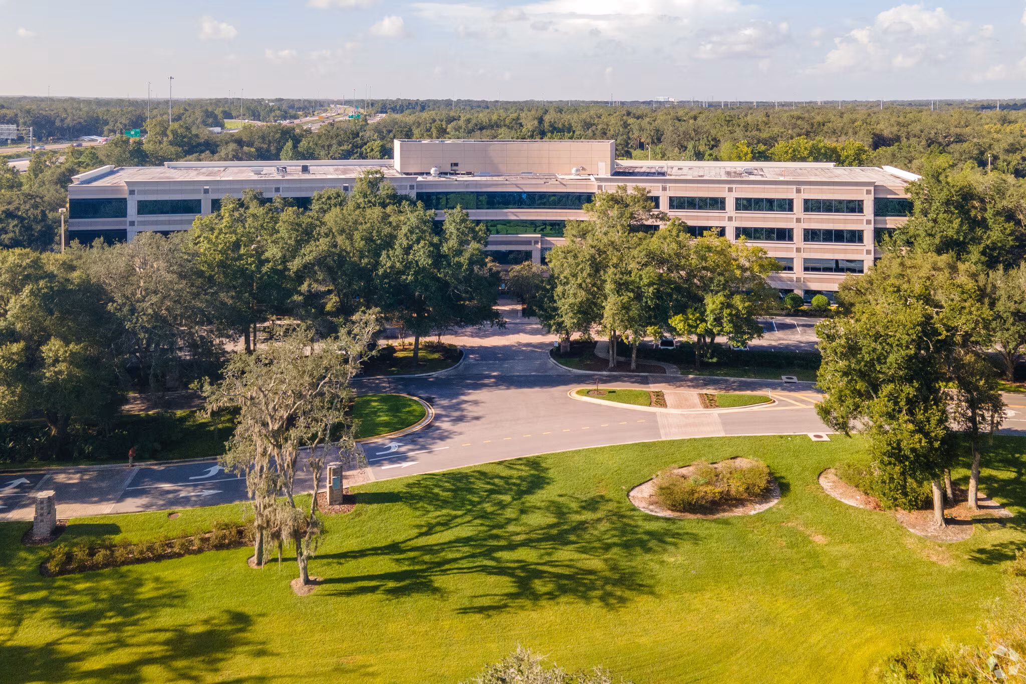 12802 Tampa Oaks Blvd, Tampa, FL à louer Photo de l’immeuble– Image 1 sur 10