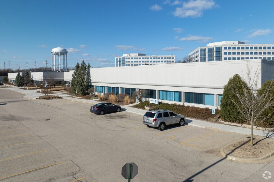 111 Deer Lake Rd, Deerfield, IL à louer - Photo de l’immeuble – Image 2 sur 6