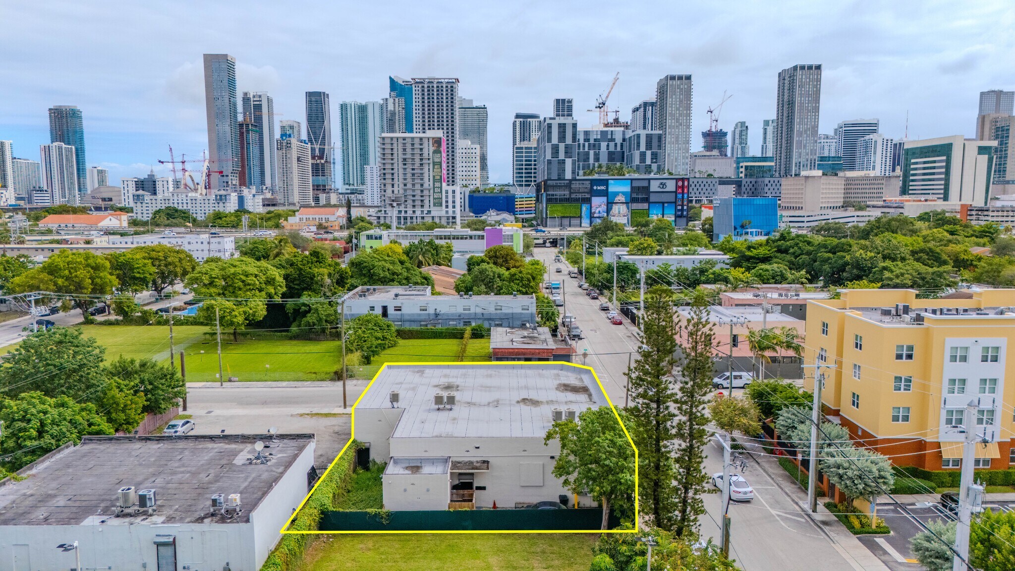 702 NW 5th Ave, Miami, FL à louer Photo de l’immeuble– Image 1 sur 19