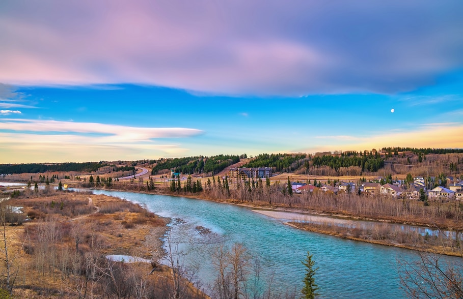 SE Corner Cowboy Trl & James Walker Trl, Cochrane, AB à louer - Photo principale – Image 1 sur 2