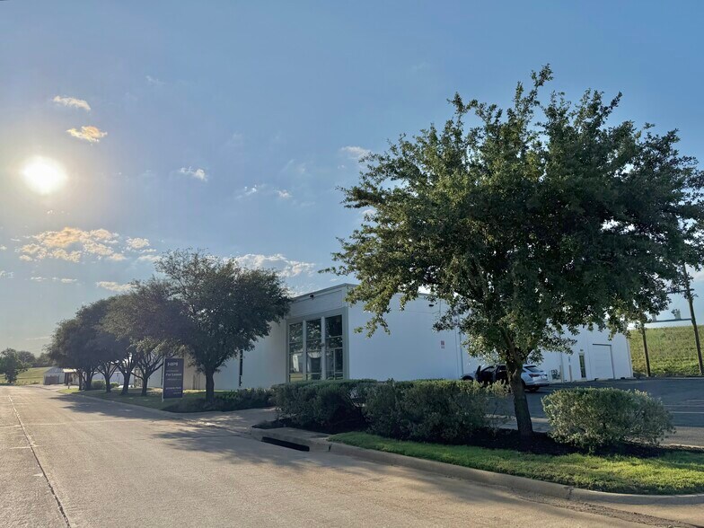 2816 Shamrock Ave, Fort Worth, TX à louer - Photo de l’immeuble – Image 2 sur 11