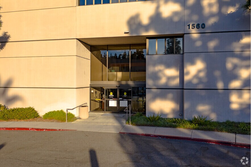 1560 E Chevy Chase Dr, Glendale, CA à louer - Photo de l’immeuble – Image 3 sur 7