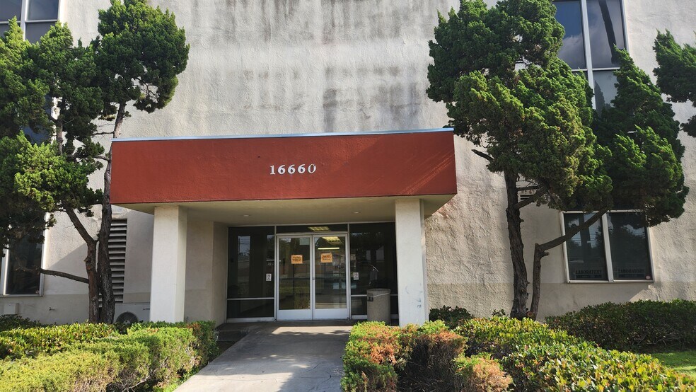 16660 Paramount Blvd, Paramount, CA à vendre - Photo de l’immeuble – Image 3 sur 11