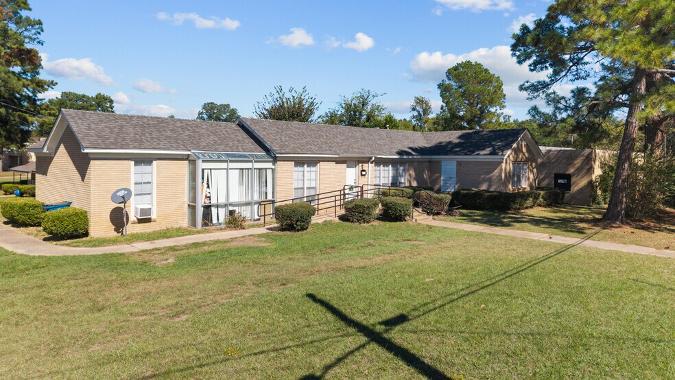 404 Devereaux St, Jacksonville, TX à vendre - Photo principale – Image 1 sur 1