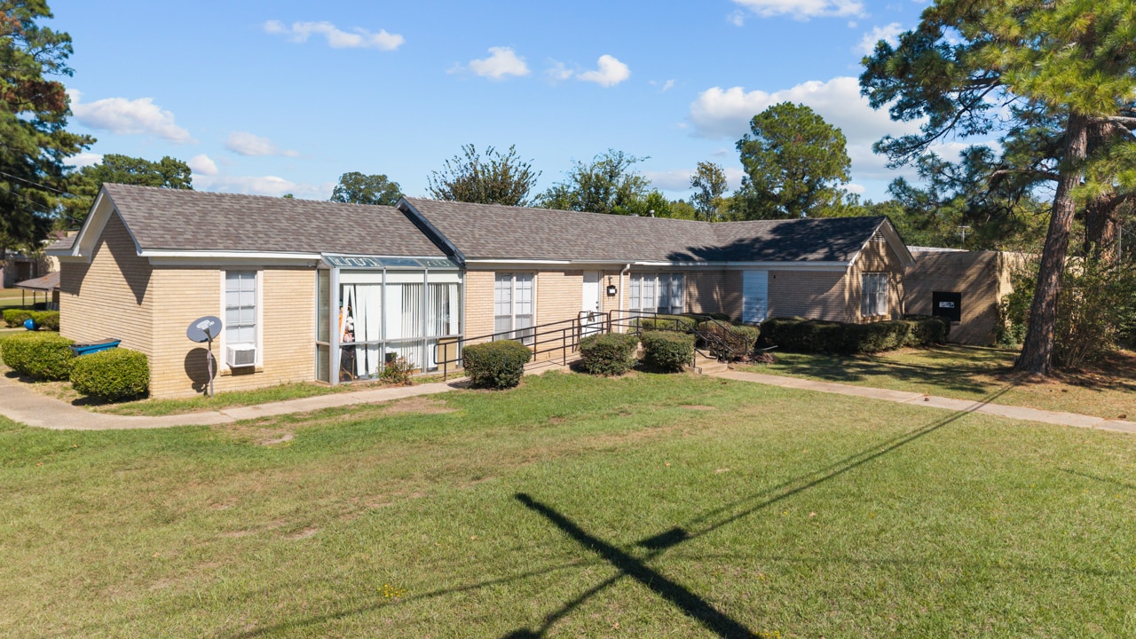 404 Devereaux St, Jacksonville, TX à vendre Photo principale– Image 1 sur 2