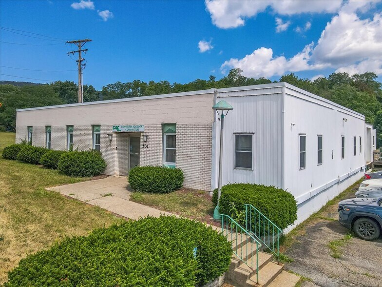 201 Alpha Rd, Wind Gap, PA à vendre - Photo de l’immeuble – Image 2 sur 39