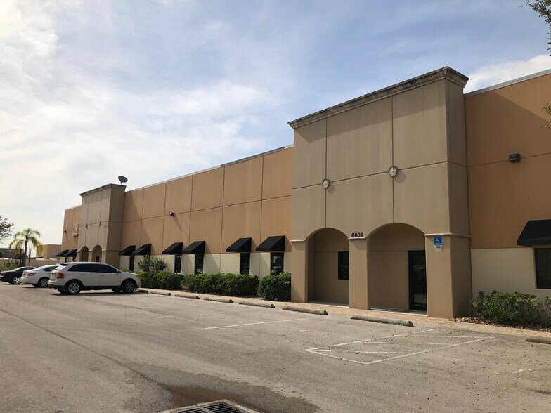 16121 Lee Rd, Fort Myers, FL à vendre - Photo de l’immeuble – Image 3 sur 5
