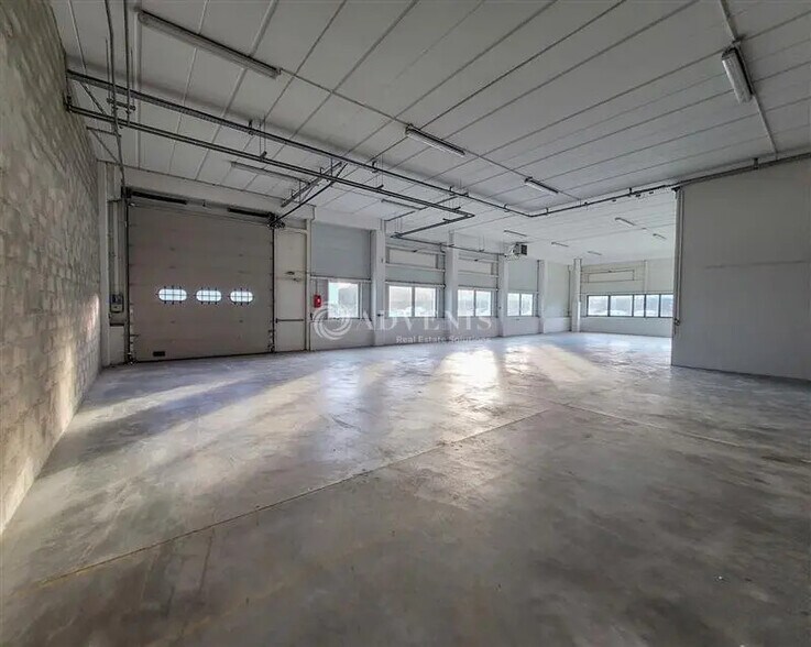 Local d’activités dans Cergy à louer - Photo de l’immeuble – Image 3 sur 5