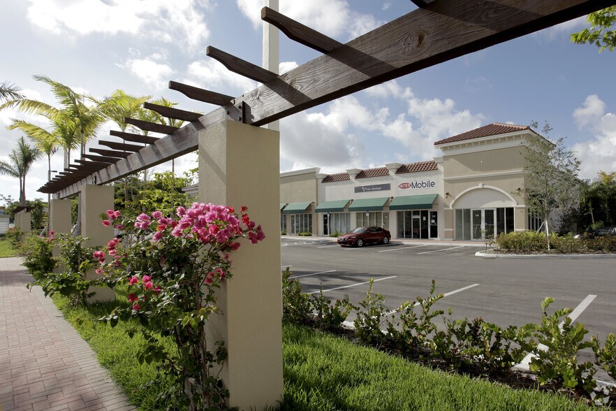 1011-1021 W Hallandale Beach Blvd, Hallandale, FL à louer - Photo de l’immeuble – Image 2 sur 8