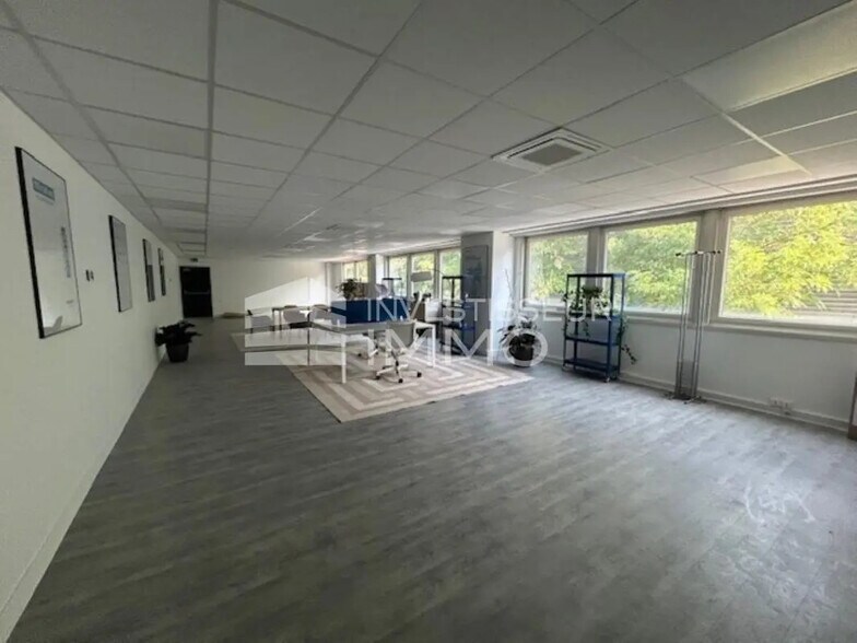 Local d’activités dans Aulnay-sous-Bois à louer - Photo de l’immeuble – Image 1 sur 6