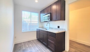 12208-12222 SE Market St, Portland, OR à louer Photo intérieure– Image 2 sur 9