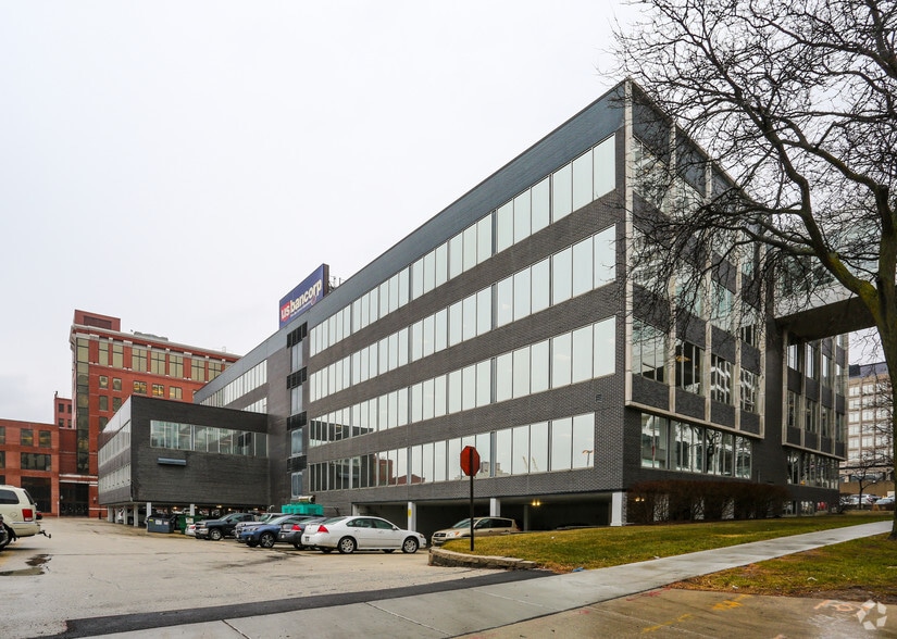 615 E Michigan St, Milwaukee, WI à vendre - Photo de l’immeuble – Image 3 sur 5