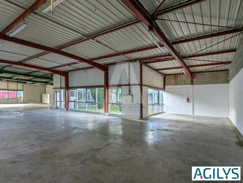 Local d’activités dans  à louer - Photo de l’immeuble – Image 2 sur 13