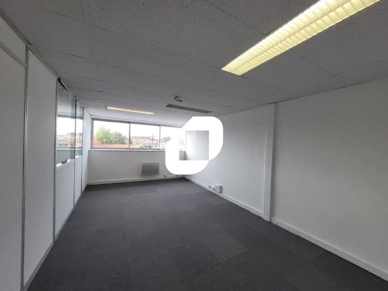 Bureau dans Corbeil-Essonnes à louer - Photo de l’immeuble – Image 3 sur 7