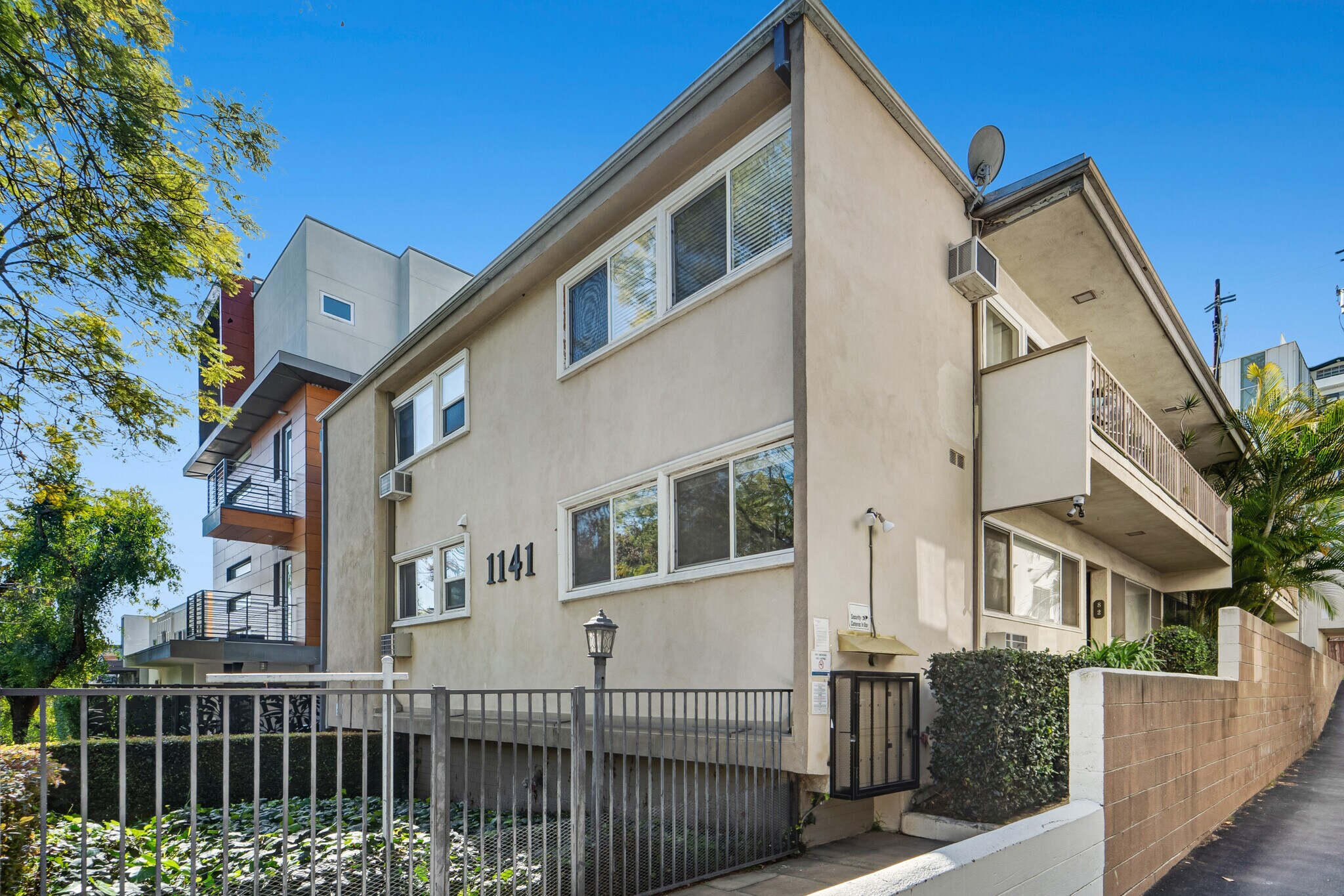 1141 Hacienda Pl, West Hollywood, CA à vendre Photo de l’immeuble– Image 1 sur 12