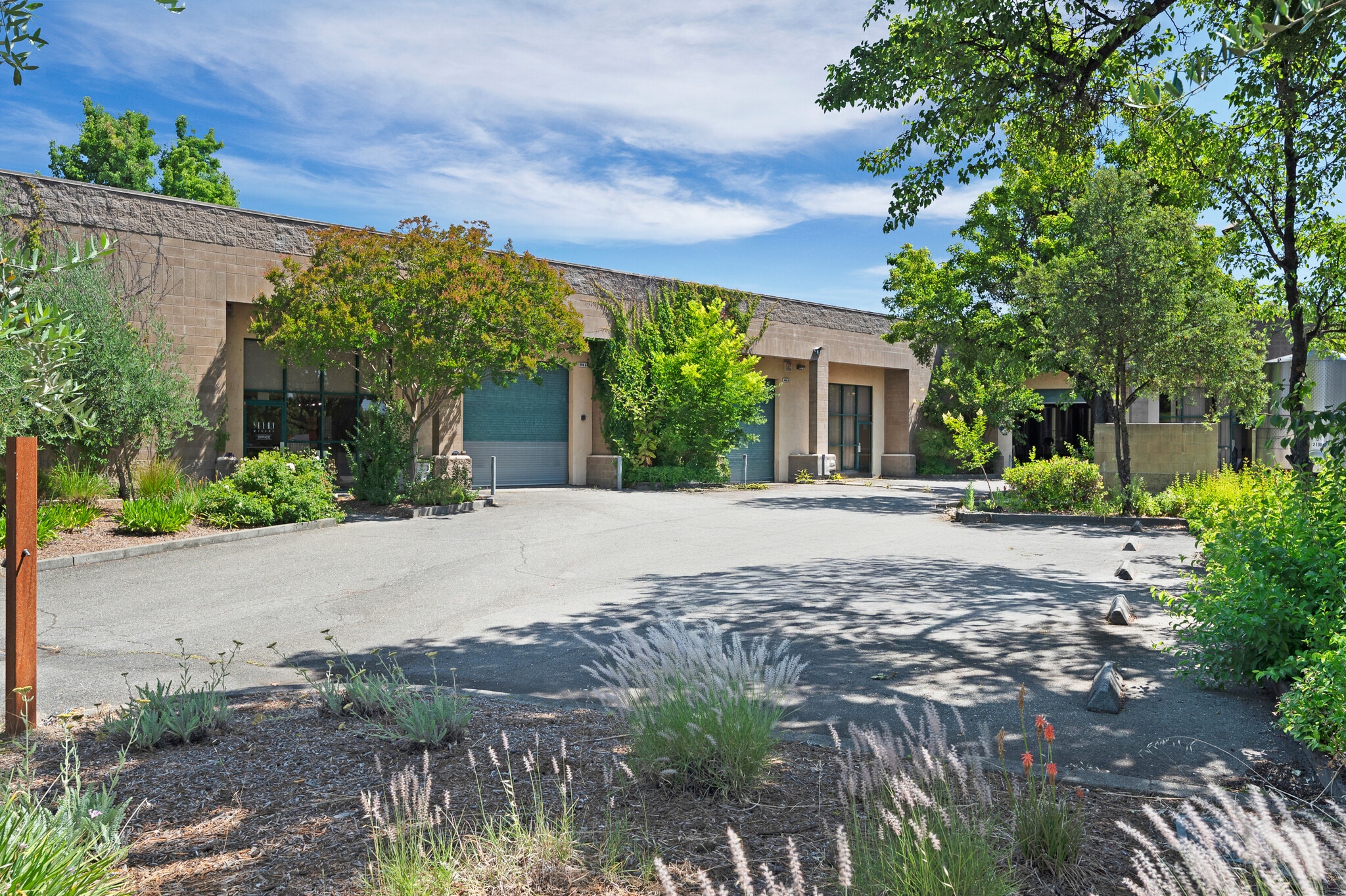 498 Moore Ln, Healdsburg, CA à louer Photo de l’immeuble– Image 1 sur 8
