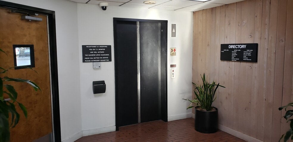 7033 Owensmouth Ave, Canoga Park, CA à louer - Hall d’entrée – Image 3 sur 8
