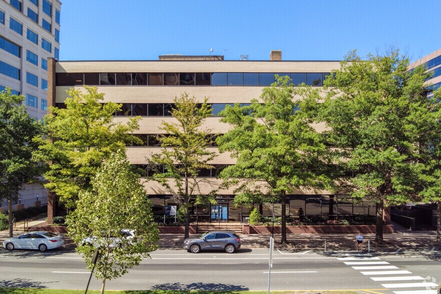 3803 N Fairfax Dr, Arlington, VA à louer - Photo de l’immeuble – Image 2 sur 6