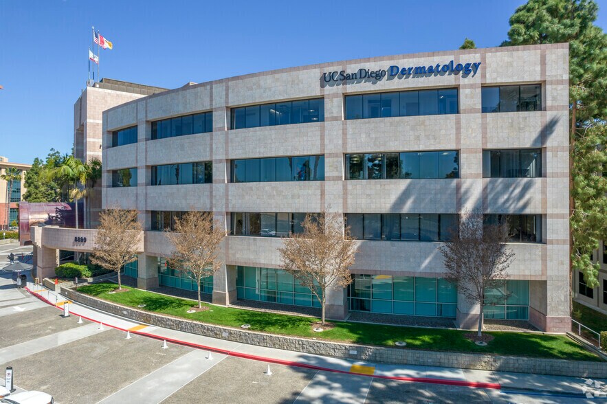 8899 University Center Ln, San Diego, CA à louer - Photo de l’immeuble – Image 2 sur 7