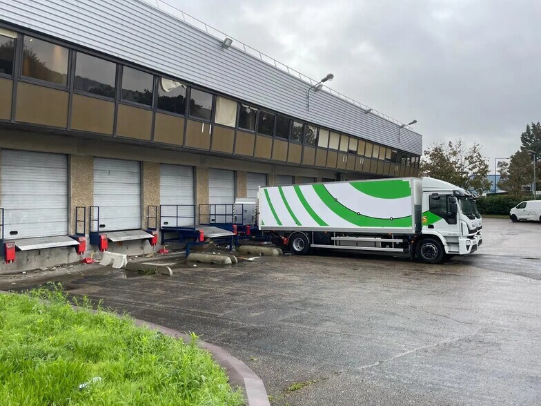 Local d’activités dans Villeneuve-la-Garenne à louer - Photo de l’immeuble – Image 3 sur 14