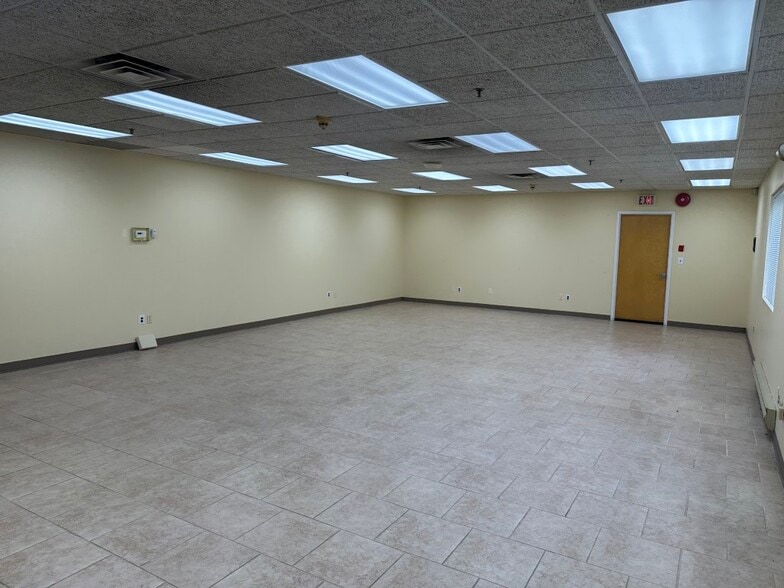 60-70 Cleveland Ave, Bay Shore, NY à louer - Photo intérieure – Image 2 sur 11