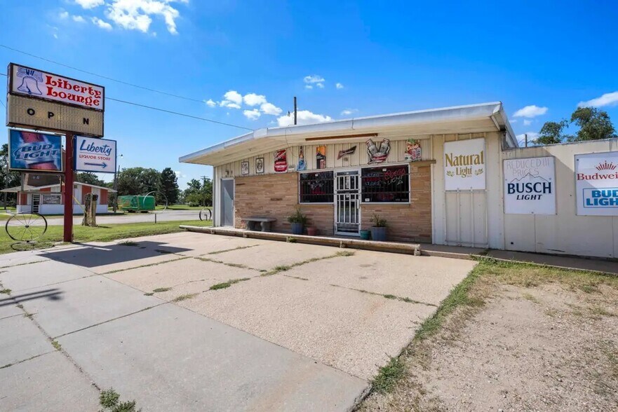 2106 E 4th Ave, Hutchinson, KS à vendre - Photo de l’immeuble – Image 1 sur 35