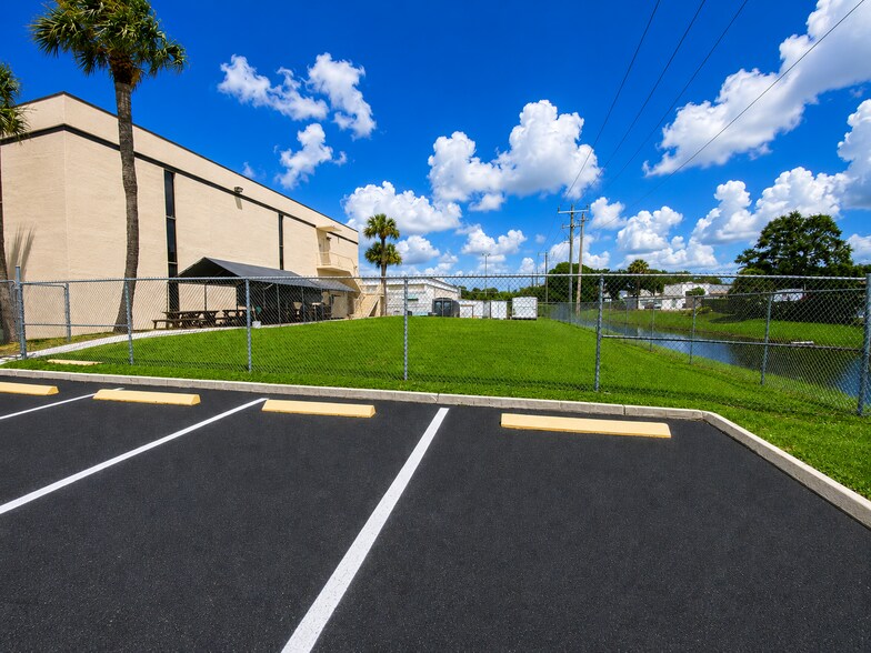 851 SE Johnson Ave, Stuart, FL à vendre - Photo de l’immeuble – Image 3 sur 5