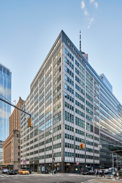 44-88 Park Pl, New York, NY à louer - Photo de l’immeuble – Image 2 sur 7