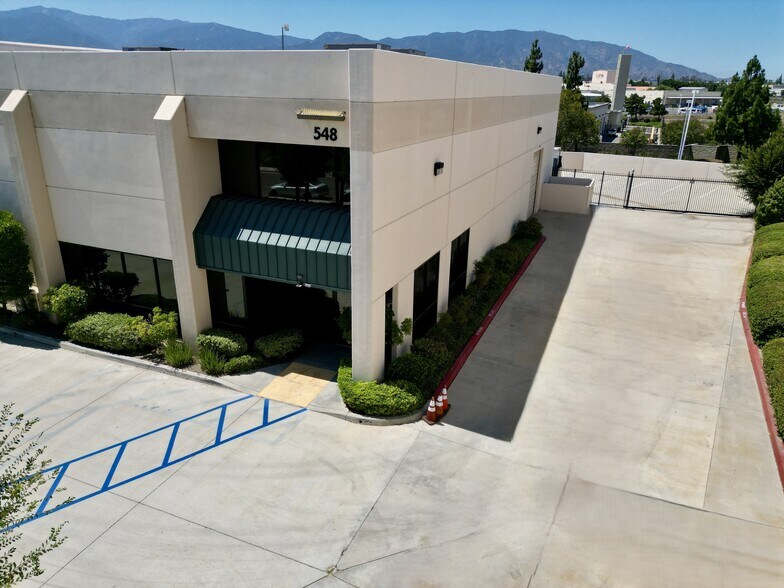 548 Malloy Ct, Corona, CA à louer - Photo de l’immeuble – Image 3 sur 20