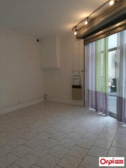 Local commercial dans Valence à louer - Photo intérieure – Image 1 sur 8