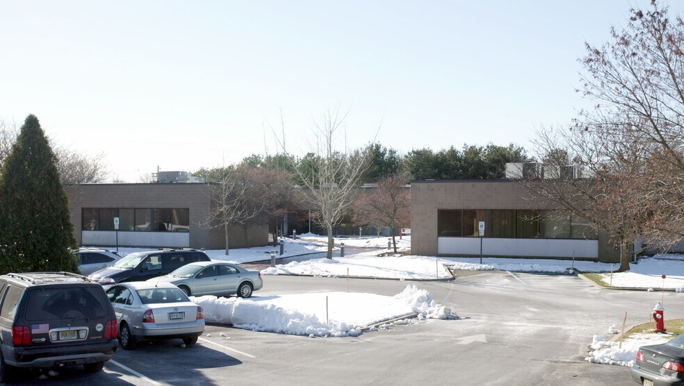 7 Centre Dr, Monroe Township, NJ à louer - Photo de l’immeuble – Image 2 sur 5