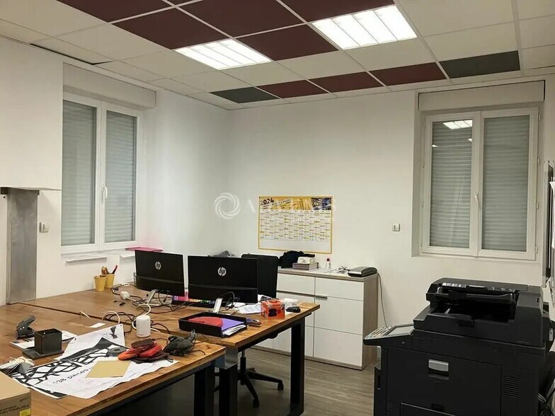 Local d'activités dans Bourges à vendre - Photo de l’immeuble – Image 2 sur 8