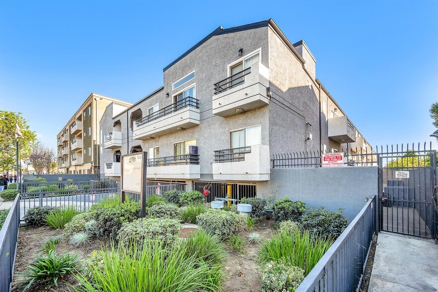 14668 Nordhoff St, Panorama City, CA à vendre - Photo de l’immeuble – Image 3 sur 27