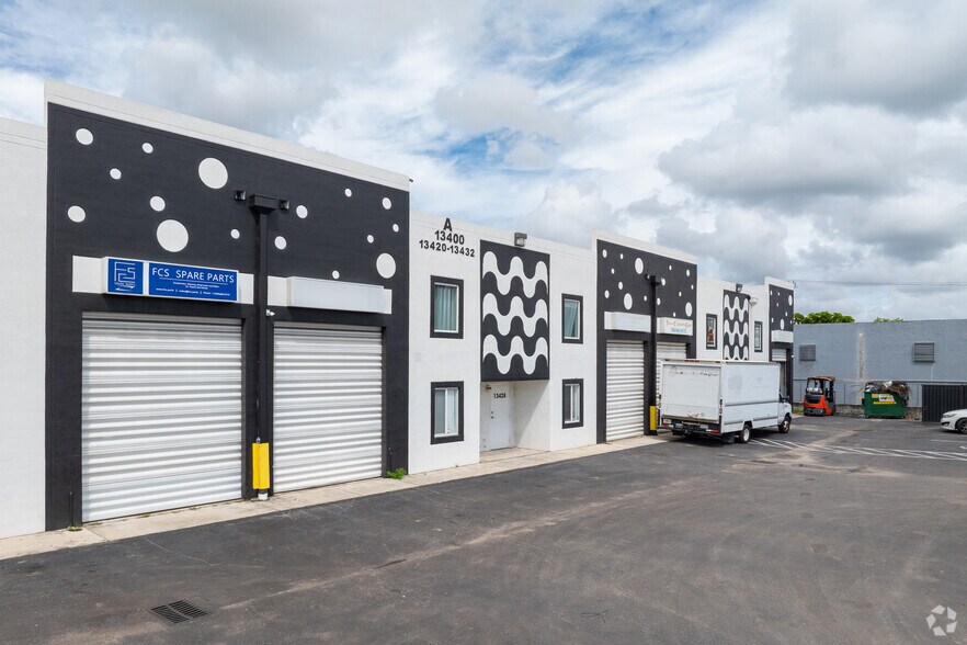 13420-13432 NW 38th Ct, Opa Locka, FL à louer - Photo principale – Image 1 sur 22