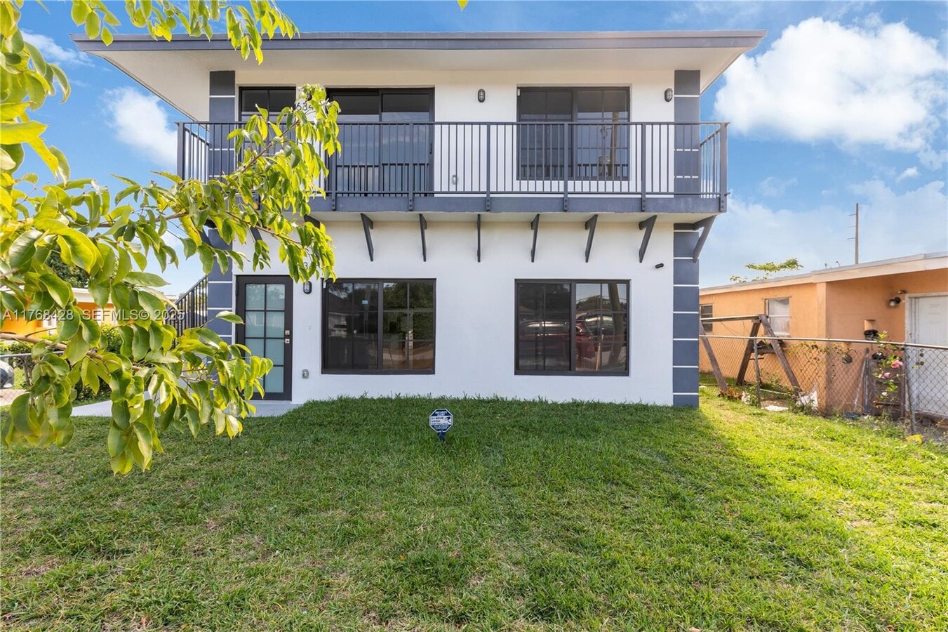 634 NW 7th St, Florida City, FL 33034 - Lot 1-2 -  - Photo intérieure - Image 1 of 4