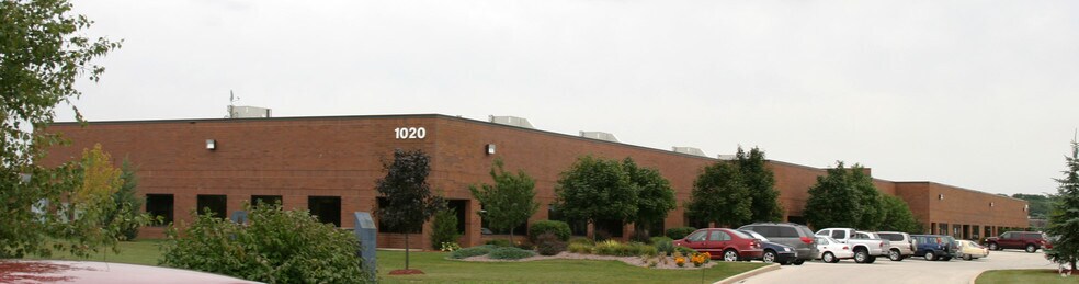 1020 James Dr, Hartland, WI à louer - Photo de l’immeuble – Image 3 sur 21