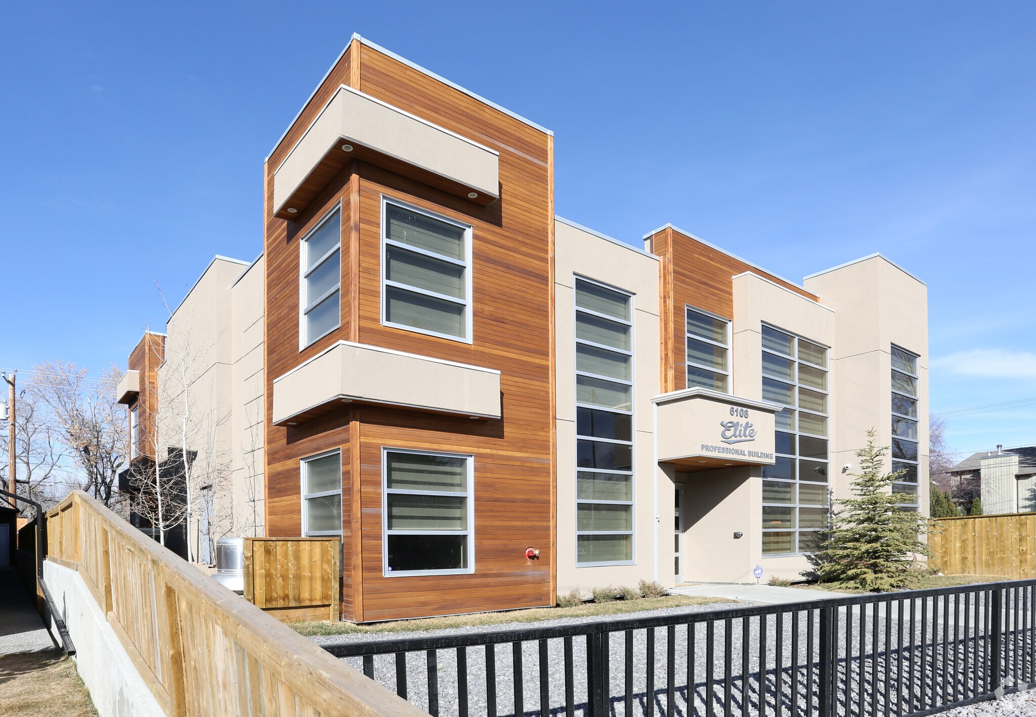 6108 Bowness Rd NW, Calgary, AB à vendre Photo de l’immeuble– Image 1 sur 14