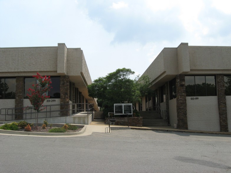 1100 N University Ave, Little Rock, AR à louer - Photo de l’immeuble – Image 3 sur 4