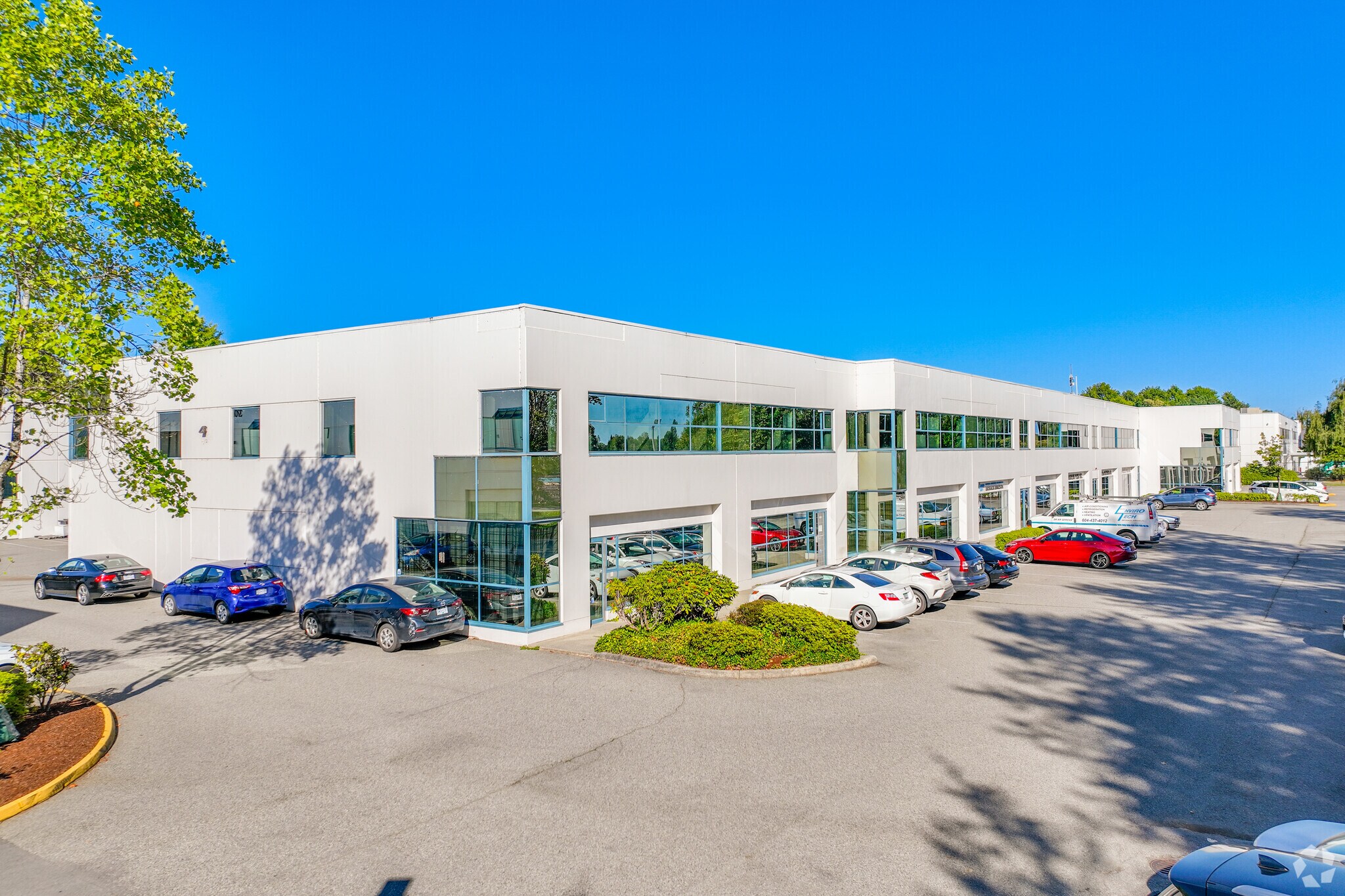 3738 North Fraser Way, Burnaby, BC à louer Photo principale– Image 1 sur 5