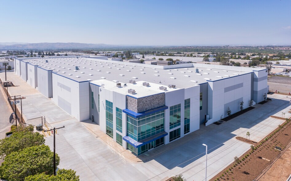 212 N Smith Ave, Corona, CA à louer - Photo de l’immeuble – Image 2 sur 17
