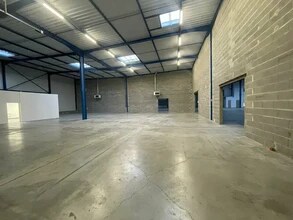 Local d’activités dans Dagneux à louer Photo intérieure– Image 1 sur 12