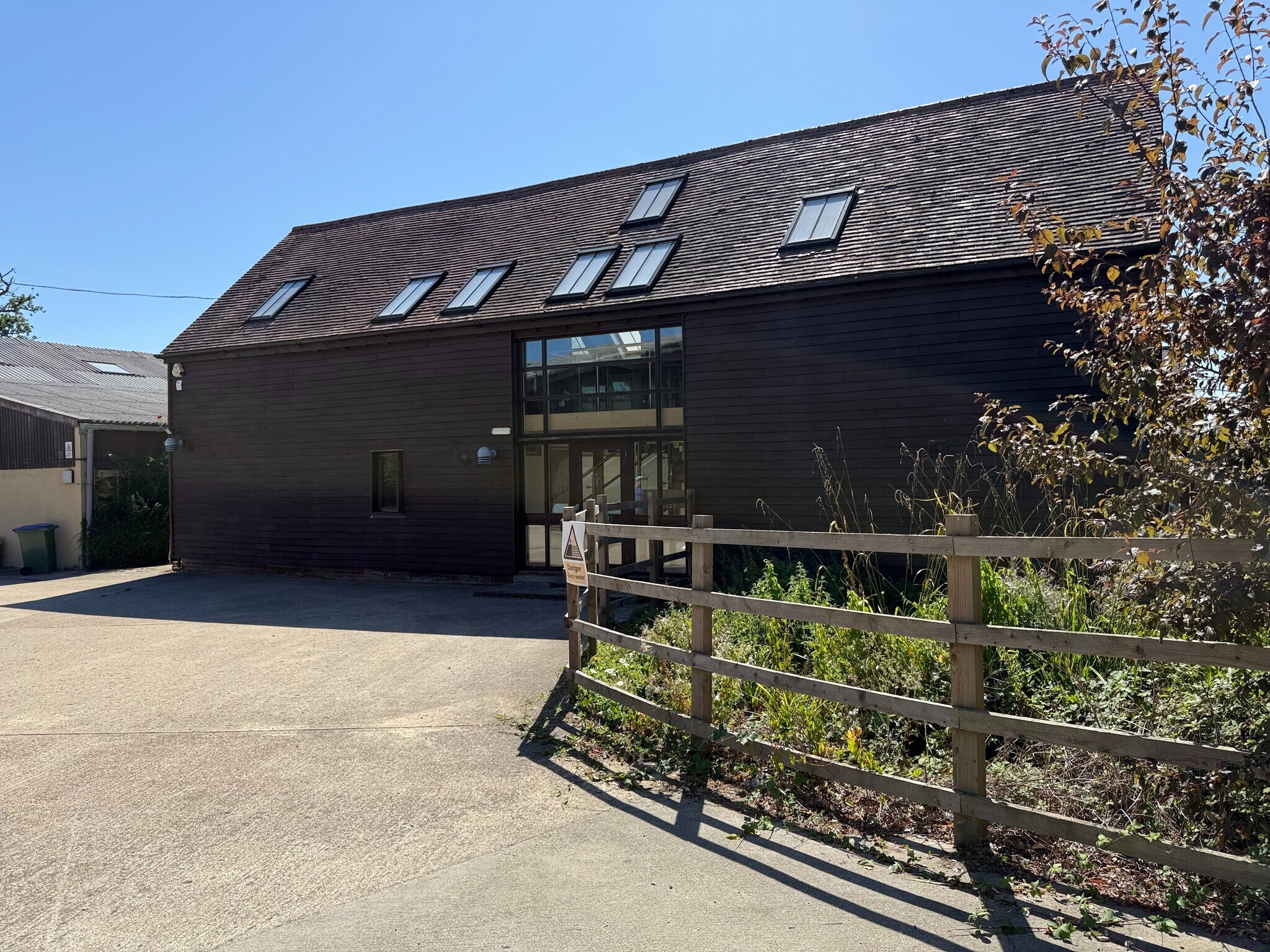 The Barn, Dawes Farm, Bognor Road, Warnham, Warnham à louer Photo de l’immeuble– Image 1 sur 10