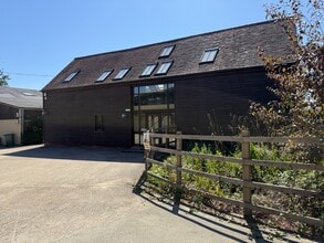 The Barn, Dawes Farm, Bognor Road, Warnham, Warnham à louer Photo de l’immeuble– Image 1 sur 9
