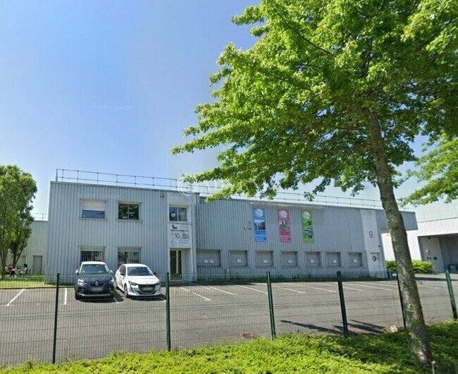 Plus de détails pour Local d'activités à louer