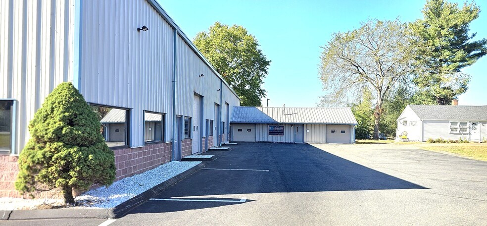 84 S Main St, East Windsor, CT à louer - Photo de l’immeuble – Image 3 sur 5