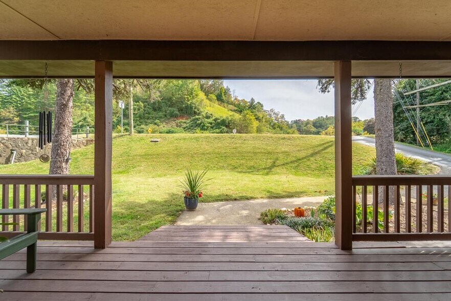 3074 Old Cullowhee Rd, Cullowhee, NC à vendre - Photo de l’immeuble – Image 3 sur 45