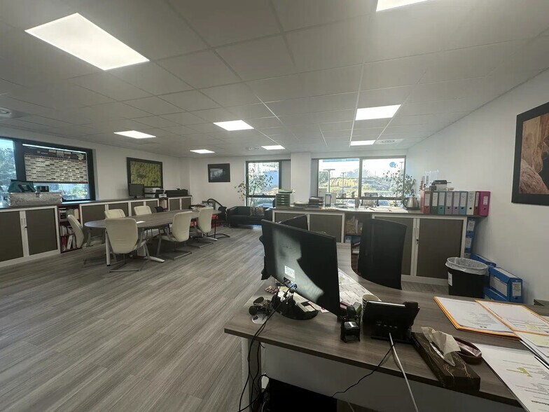 Bureau dans La Ciotat à louer - Photo de l’immeuble – Image 3 sur 5