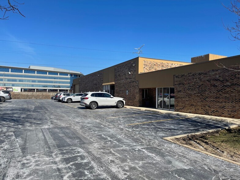 620 Enterprise Dr, Oak Brook, IL à louer - Photo de l’immeuble – Image 2 sur 26