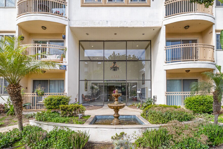 8735 Delgany Ave, Playa Del Rey, CA à vendre - Photo de l’immeuble – Image 3 sur 7