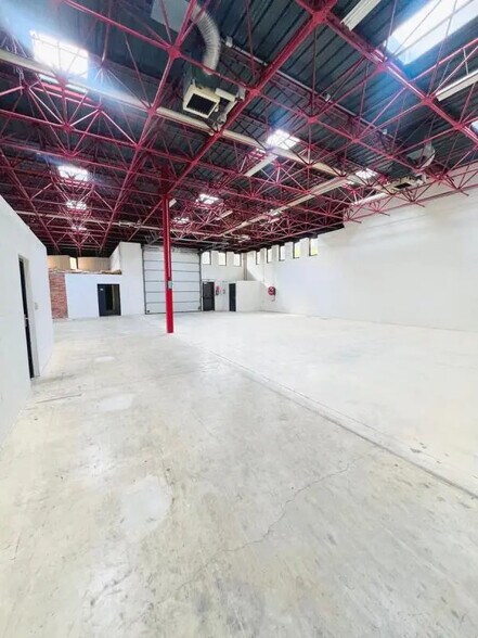 Local d’activités dans Montigny-le-Bretonneux à louer - Photo de l’immeuble – Image 3 sur 15